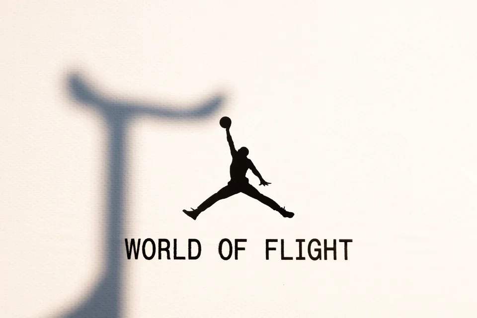 浅色墙面上的 WORLD OF FLIGHT 标志与影子